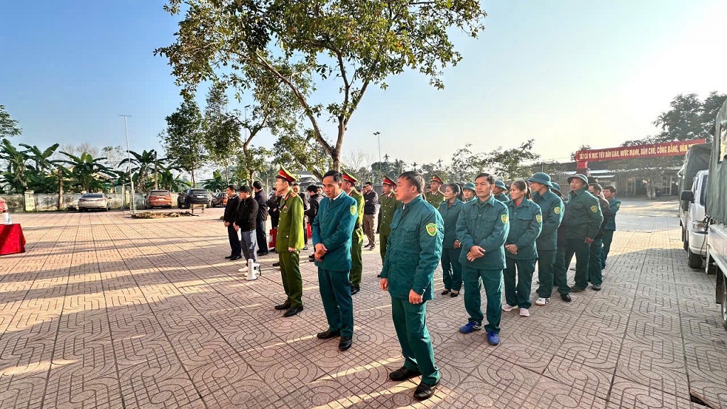 Công an xã Cát Ngạn phối hợp ra quân giải tỏa hành lang ATGT