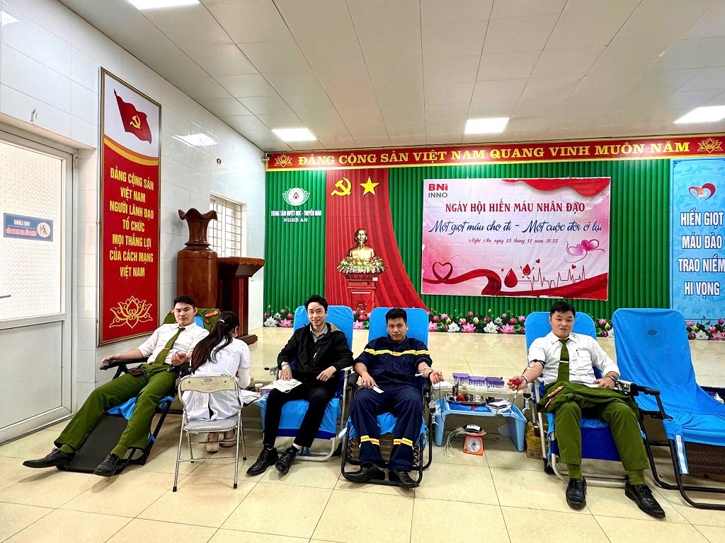 03 cán bộ Phòng Cảnh sát PCCC và CNCH kịp thời hiến máu cấp cứu bệnh nhân