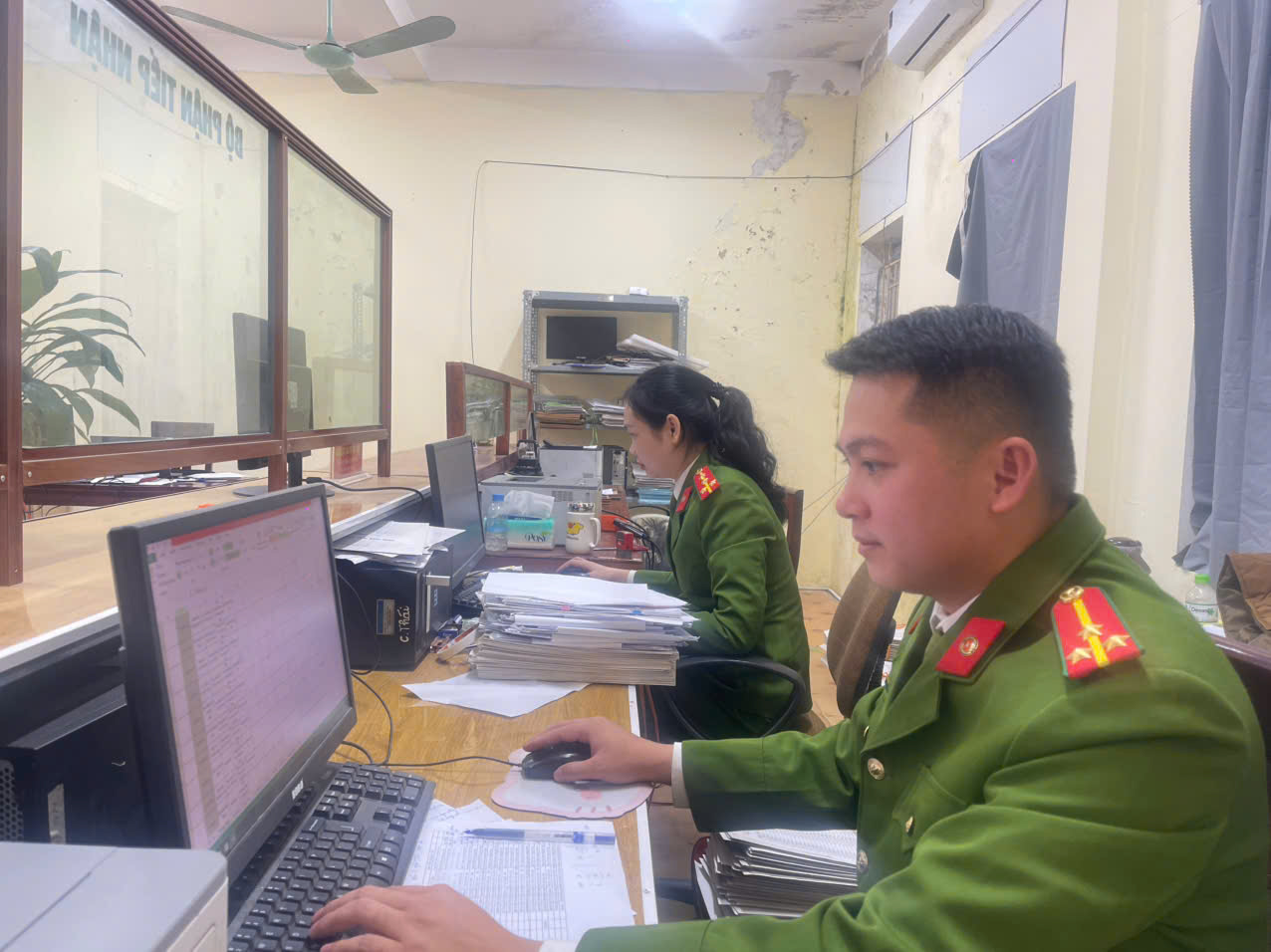 Công an xã Mường Ham làm sạch dữ liệu đăng ký phương tiện, giấy phép lái xe