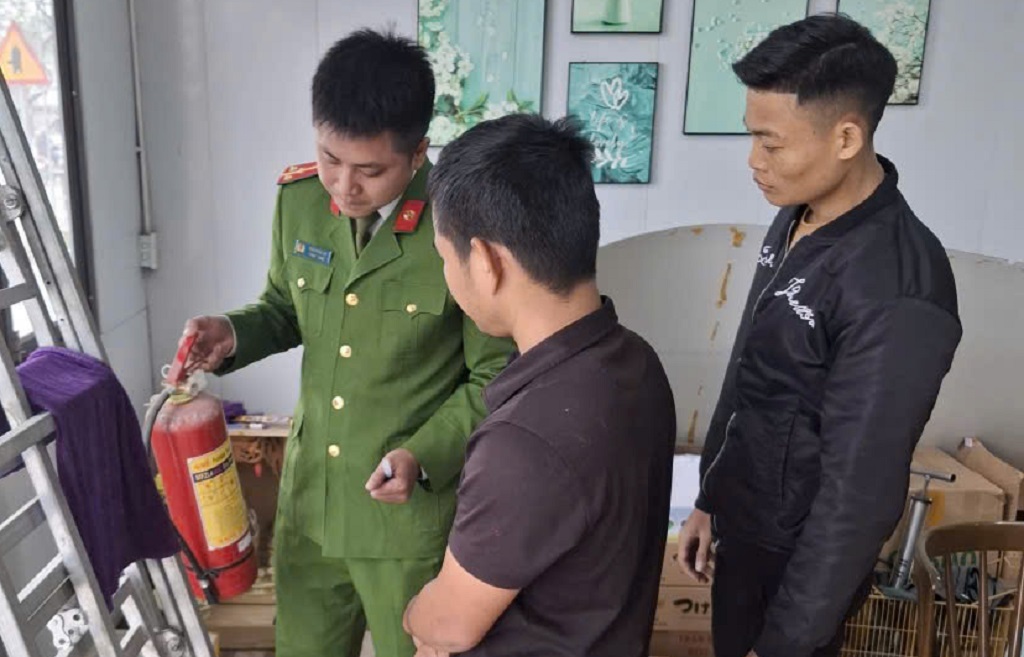 Công an xã Quỳ Hợp kiểm tra, hướng dẫn cơ sở thực hiện quy định của pháp luật về PCCC và CNCH