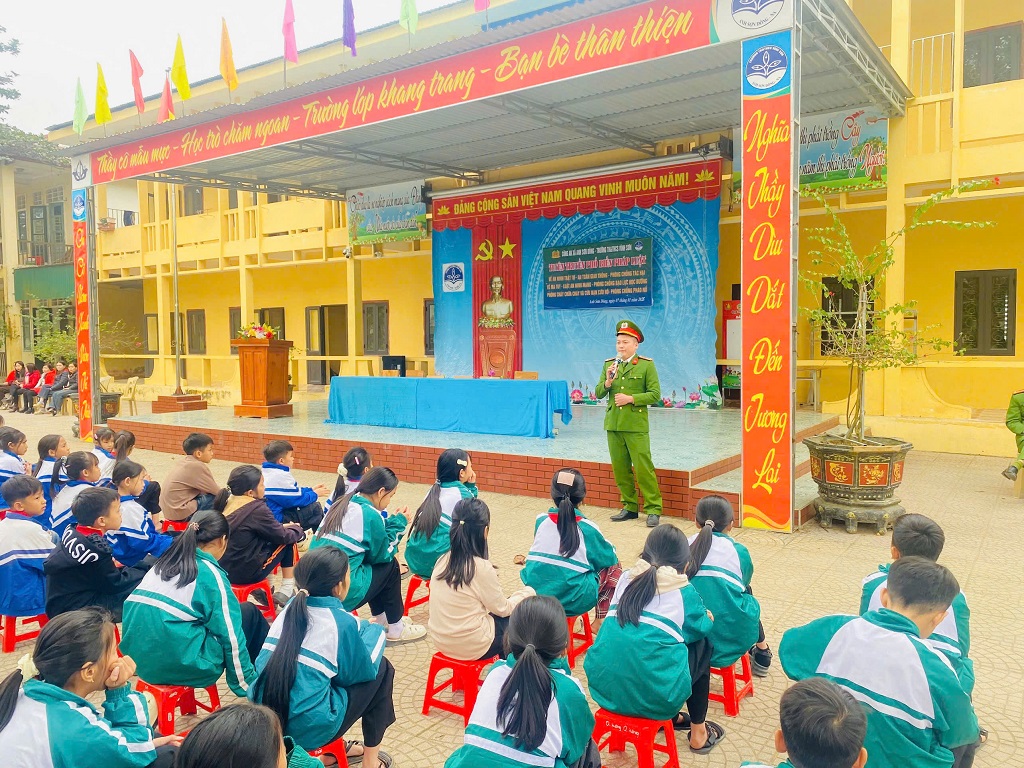 Công an xã Anh Sơn Đông tăng cường tuyên truyền, phổ biến pháp luật cho học sinh
