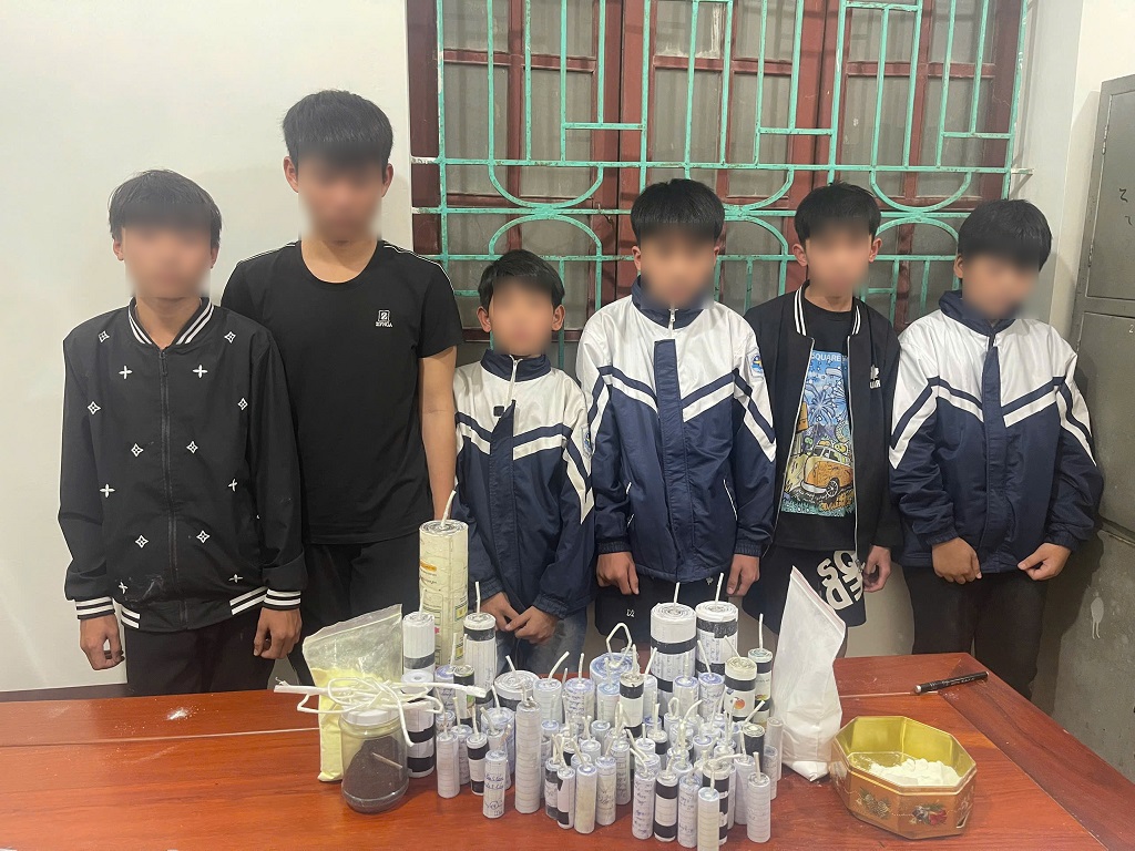 Công an xã Đông Thành vận động nhóm thiếu niên giao nộp thuốc pháo