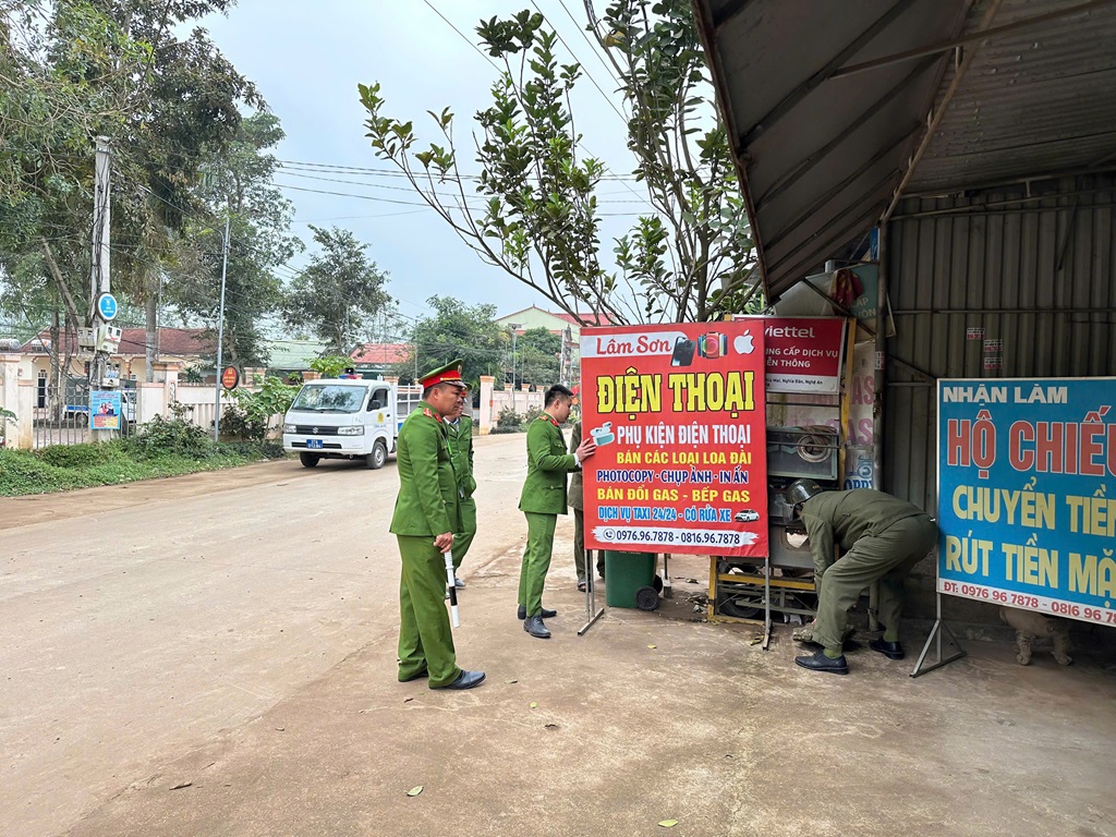 Công an xã Nghĩa Mai giải tỏa hành lang an toàn giao thông