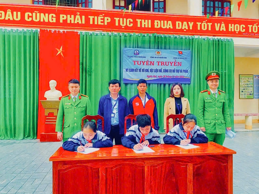 Công an xã Nghĩa Mai tuyên truyền pháp luật cho học sinh