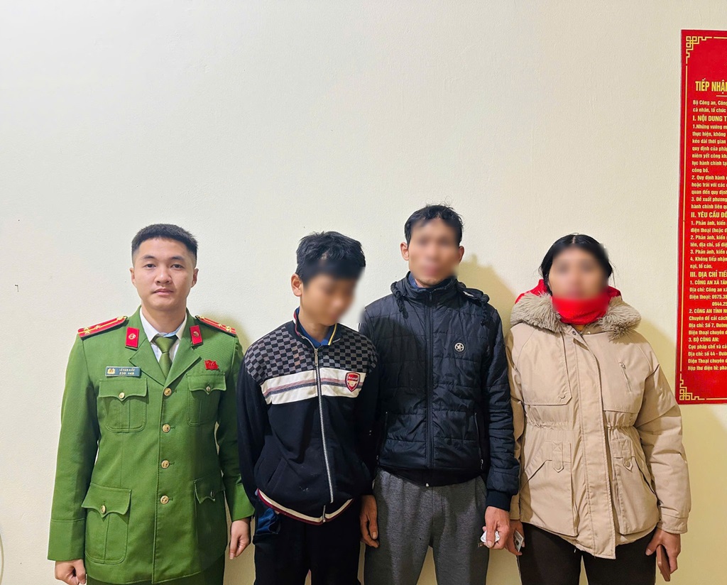 Công an xã Tân Phú giúp cháu bé đi lạc về với gia đình