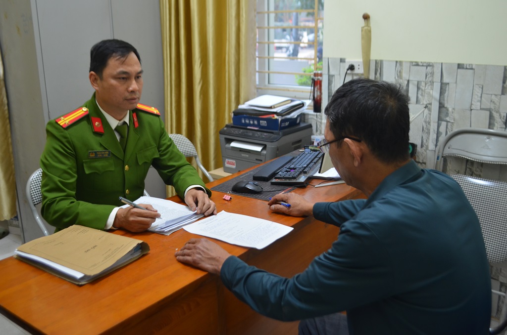 Công an phường Trường Vinh làm rõ đối tượng đập phá xe ô tô