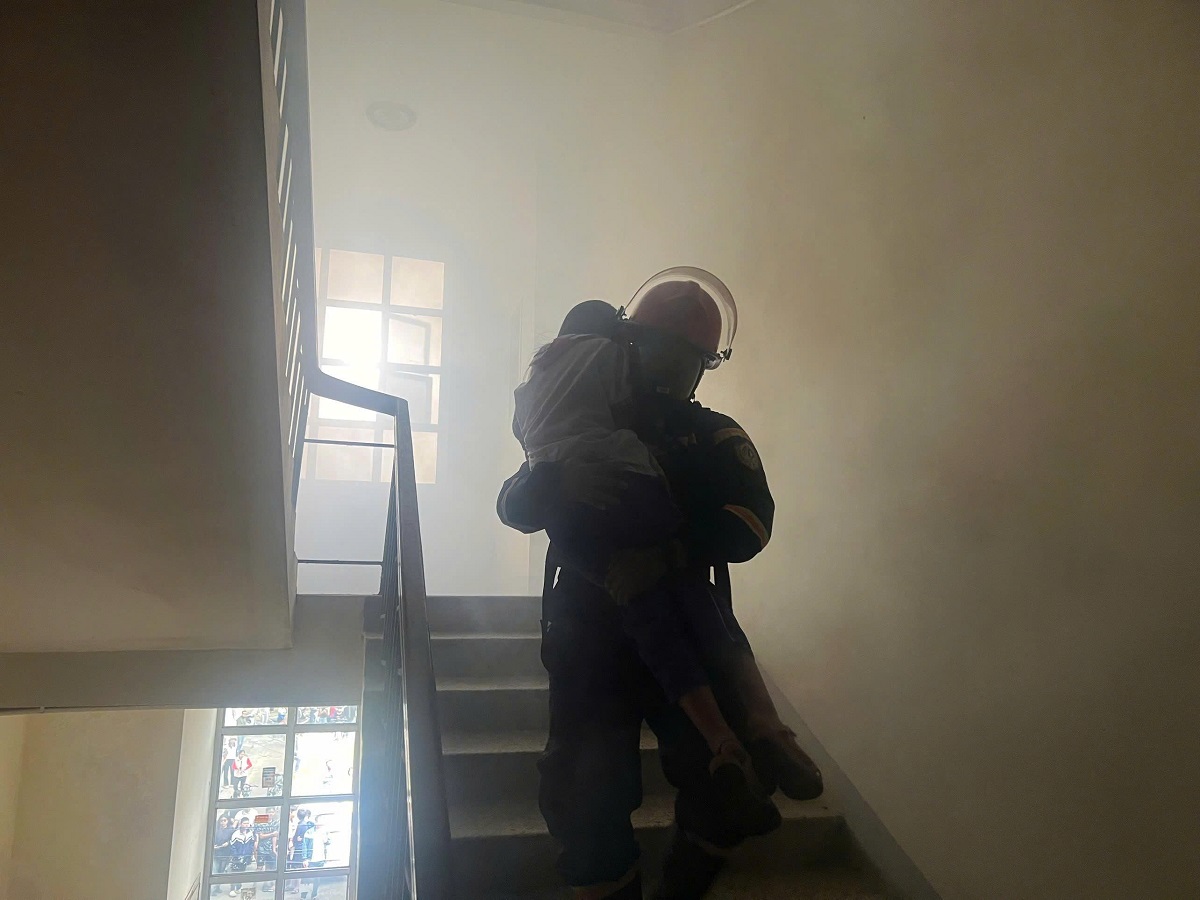 Kịp thời dập tắt đám cháy tại chung cư Tân Hợp, giải cứu 02 người an toàn