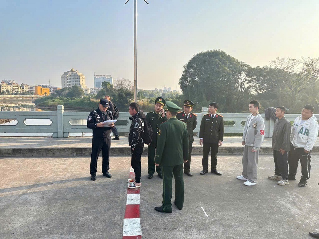 Người nước ngoài viết thư cảm ơn Công an Nghệ An