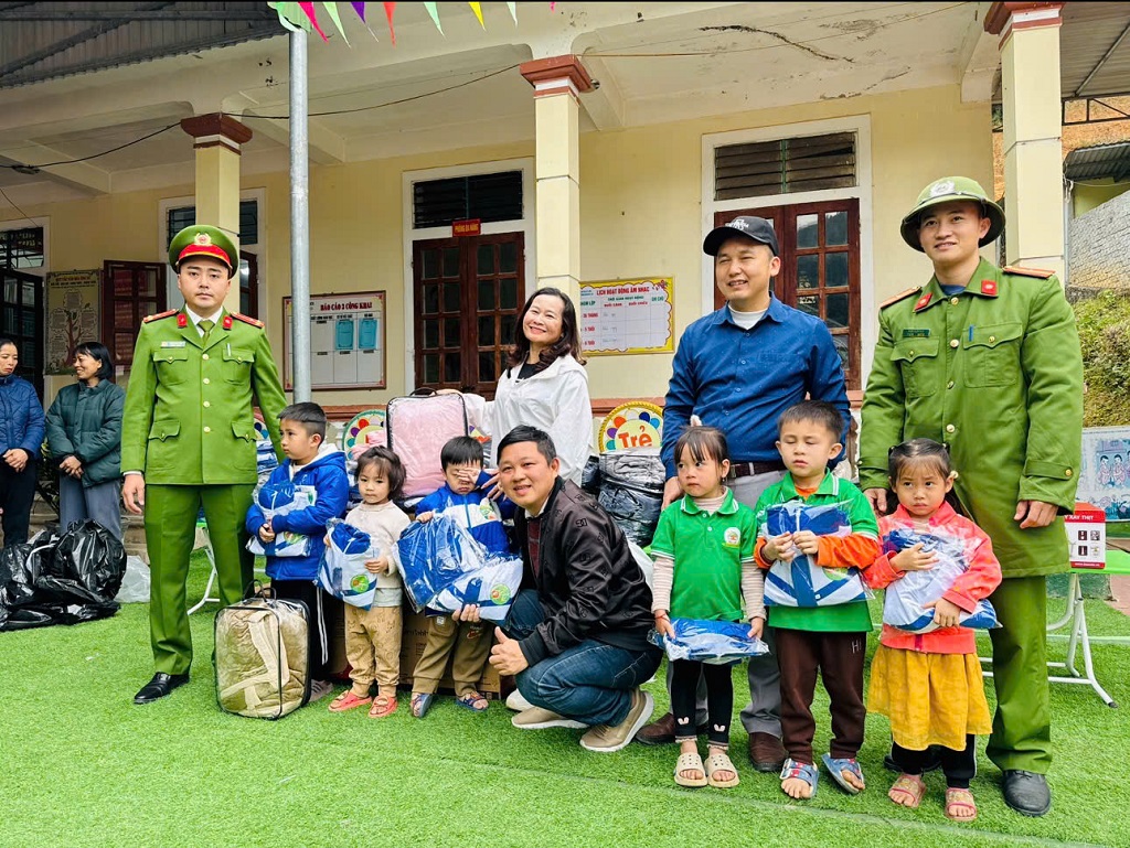 Công an xã Na Loi phối hợp đoàn thiện nguyện trao quà hỗ trợ trẻ em vùng cao