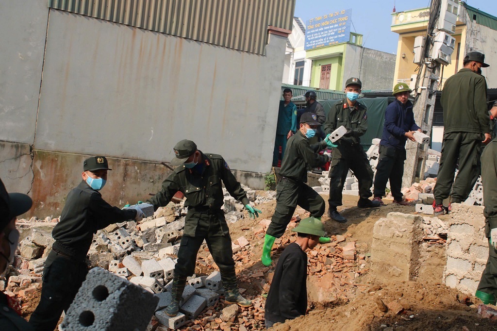 Tham gia hỗ trợ xây dựng nhà mới cho người dân sau bão