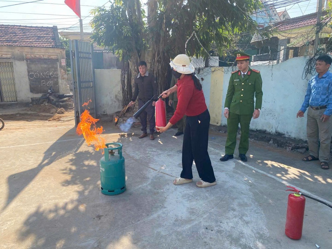 Công an phường Tân Mai tuyên truyền, phổ biến giáo dục pháp luật cho người dân