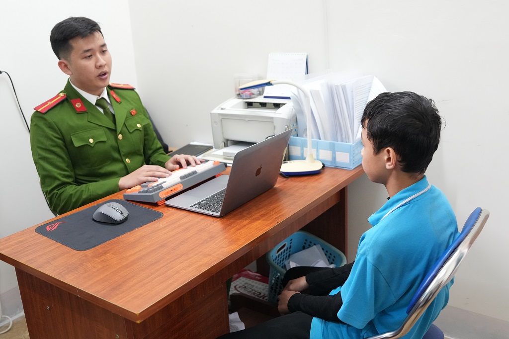 Công an phường Trường Vinh phát hiện, xử lý nam thiếu niên chế tạo, tàng trữ pháo nổ trái phép