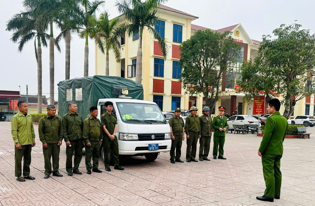 Công an xã Đại Huệ ra quân giải tỏa vi phạm, chống tái lấn chiếm hành lang ATGT