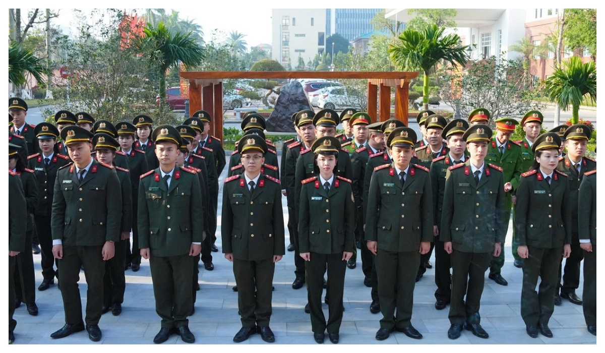 Tuổi trẻ Công an Nghệ An đồng loạt tổ chức Lễ chào cờ chào mừng Đại hội XIV của Đảng