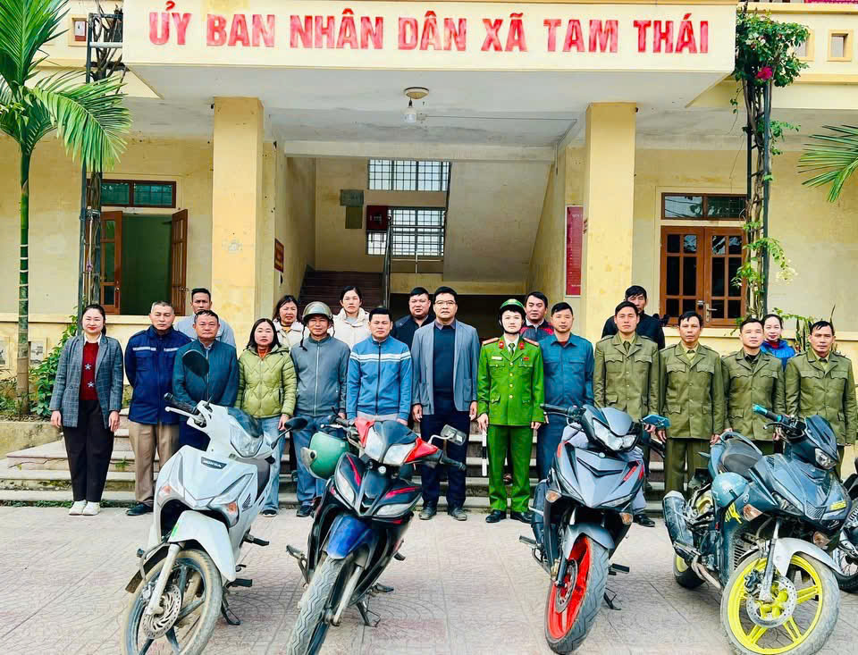Công an xã Tam Thái ra quân cao điểm giải tỏa vi phạm hành lang ATGT