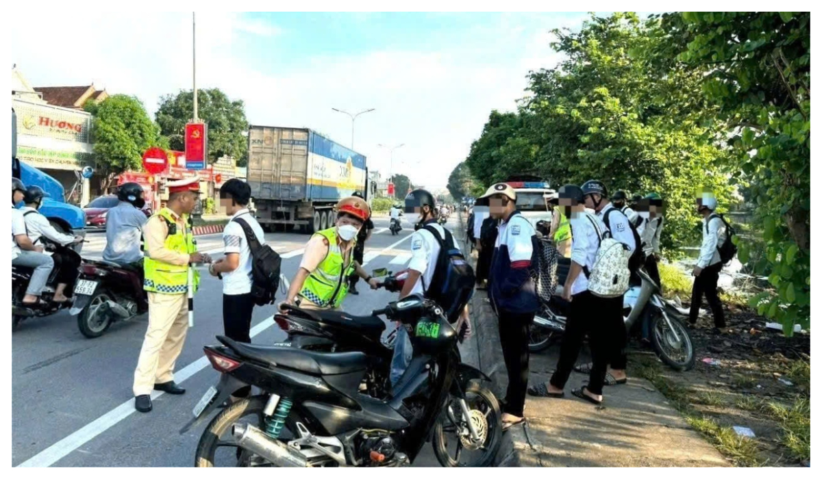 Người chạy xe máy quá chậm bị xử phạt bao nhiêu tiền? Có bị trừ điểm giấy phép lái xe không?