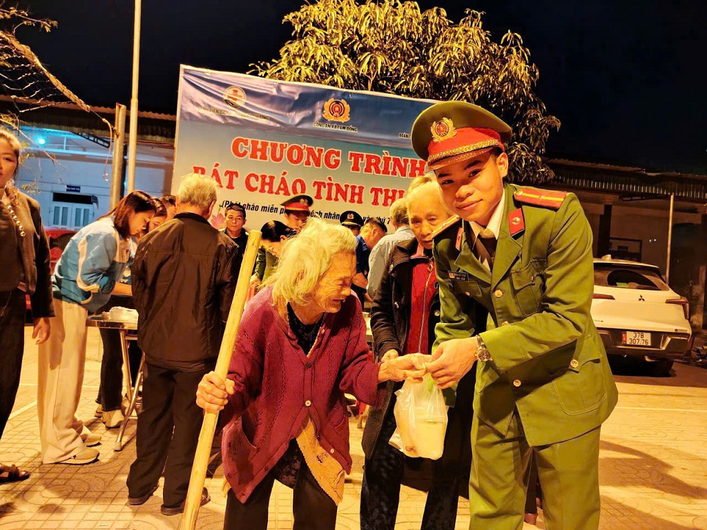 Công an xã Tam Đồng phối hợp trao hơn 300 suất cháo tặng bệnh nhân và người nhà tại Bệnh viện