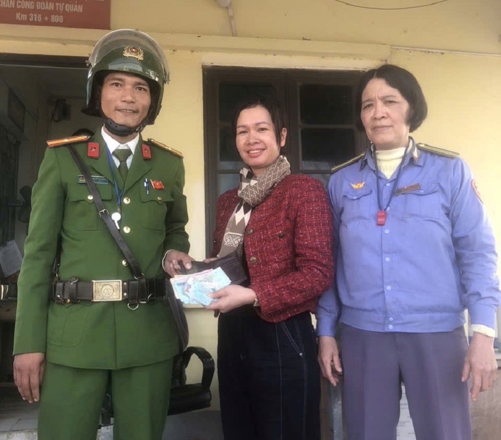 Công an phường Vinh Hưng kịp thời xác minh, trao trả tài sản cho người dân