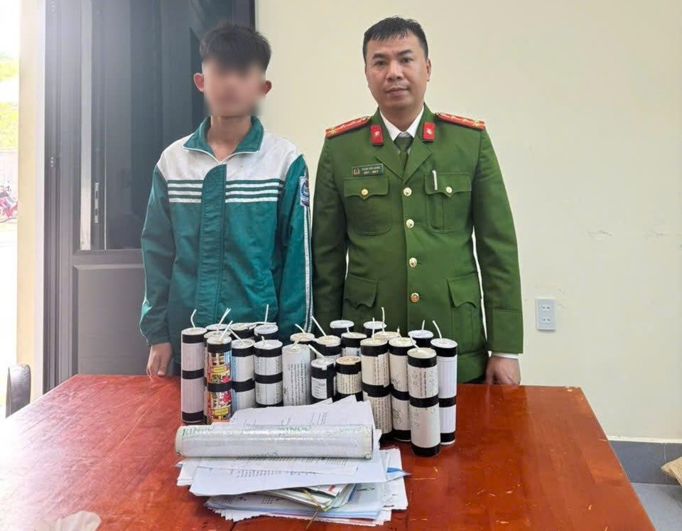 Công an xã Nghĩa Hành vận động thu hồi 09 kg pháo tự chế