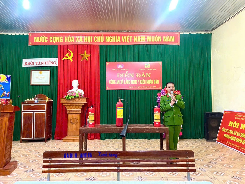 Công an xã Nghĩa Đàn tuyên truyền nâng cao nhận thức phòng cháy, chữa cháy cho người dân