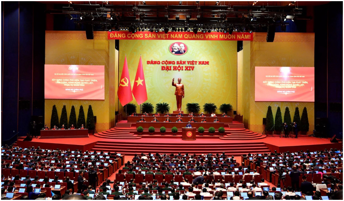 Các đại biểu thảo luận tại hội trường về các văn kiện Đại hội XIV