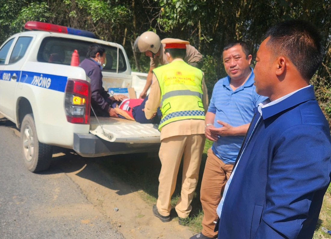Cảnh sát giao thông kịp thời hỗ trợ đưa người dân bị tai nạn đi cấp cứu