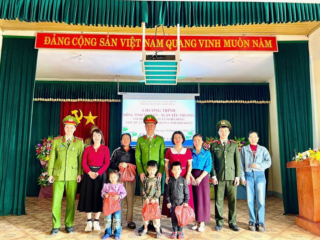 Công an xã Nghĩa Đồng trao quà tặng học sinh có hoàn cảnh khó khăn
