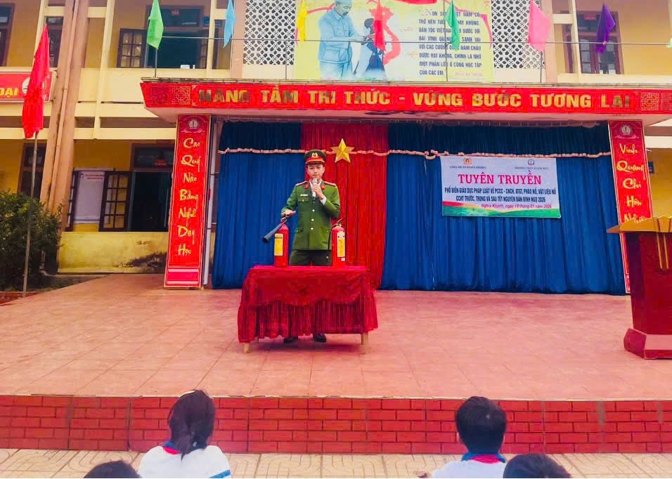 Công an xã Nghĩa Khánh tuyên truyền, phổ biến pháp luật tại trường học