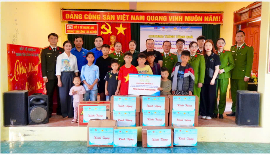 Tặng quà tại Trung tâm công tác xã hội tỉnh Nghệ An