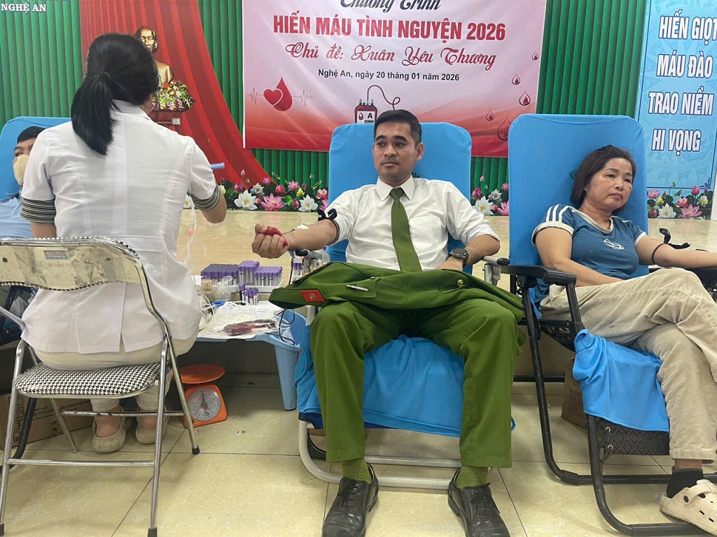 Công an xã Thiên Nhẫn hiến máu cứu người