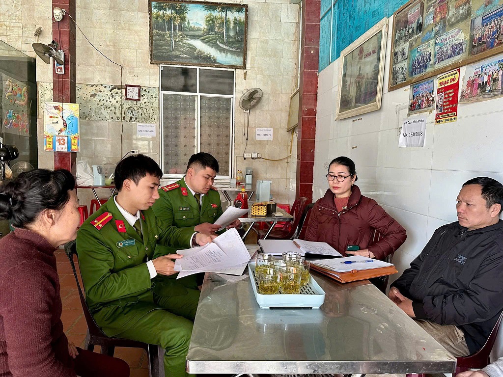 Công an xã Tam Quang kiểm tra vệ sinh an toàn thực phẩm trước, trong và sau Tết nguyên đán