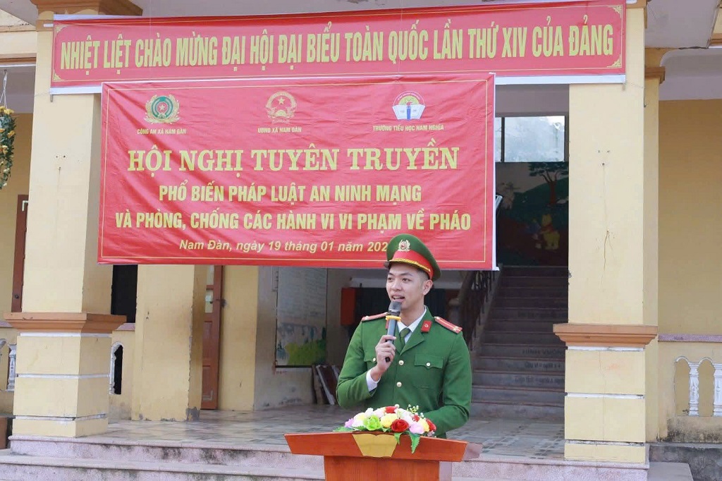 Công an xã Nam Đàn tuyên truyền, phổ biến, giáo dục pháp luật trong trường học