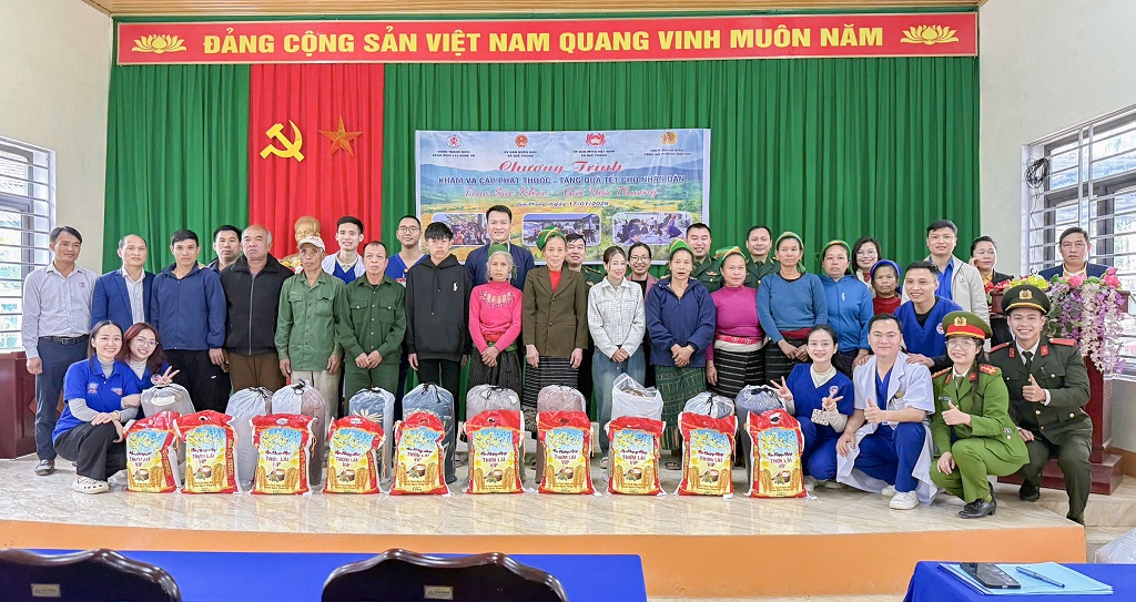 Chi đoàn Công an phường Vinh Phú trao quà tặng bà con vùng biên giới