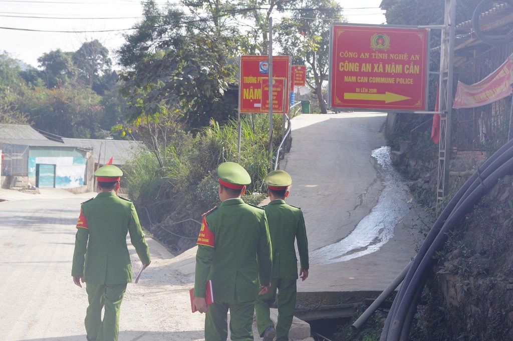 Công an xã Nậm Cắn kiểm tra điều lệnh, siết chặt kỷ luật, kỷ cương