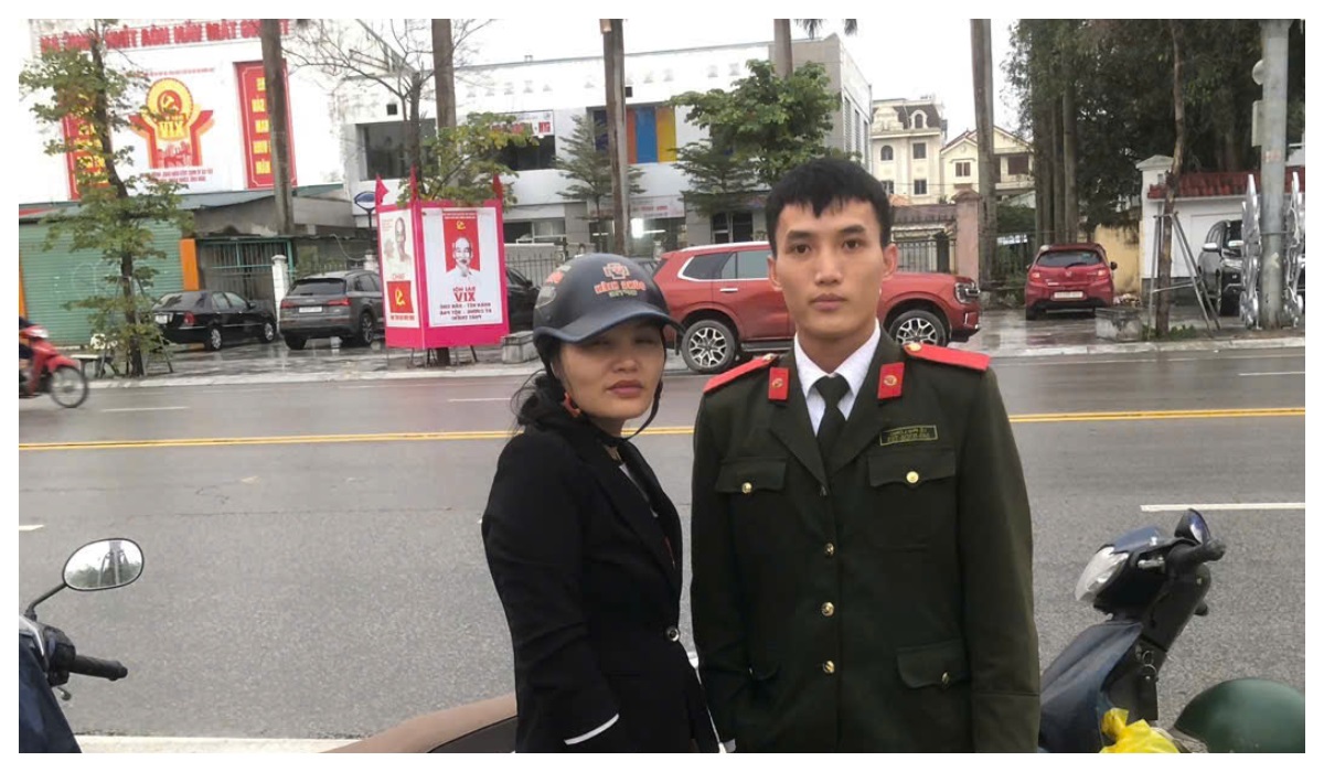 Chiến sỹ Công an kịp thời giúp đỡ người bị tai nạn giao thông