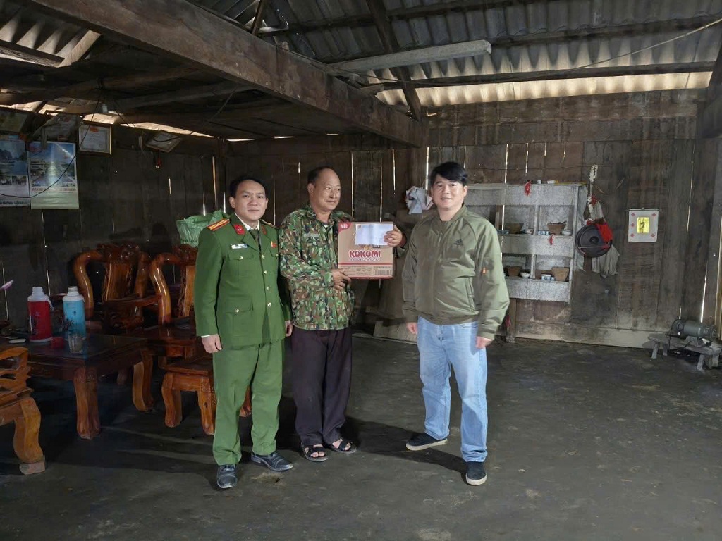 Công an xã Nhôn Mai thăm, tặng quà, chúc Tết già làng, người có uy tín