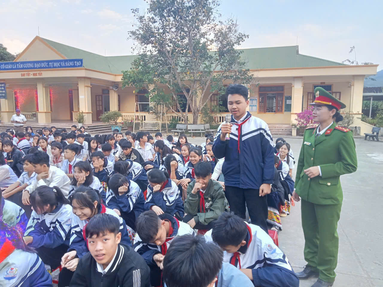 Tuyên truyền Luật trật tự, an toàn giao thông cho học sinh Trường THCS Tam Thái