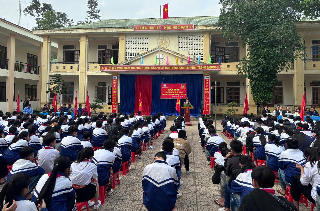 Công an xã Mậu Thạch đẩy mạnh tuyên truyền pháp luật tại trường học
