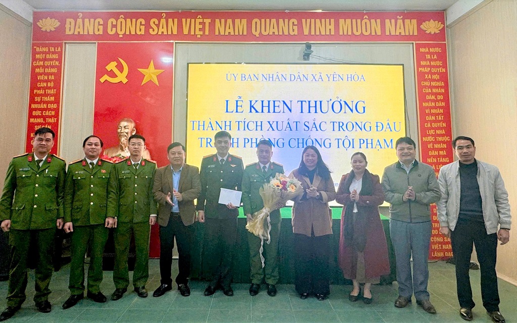 Khen thưởng Công an xã Yên Hòa có thành tích xuất sắc trong đấu tranh, phòng chống tội phạm
