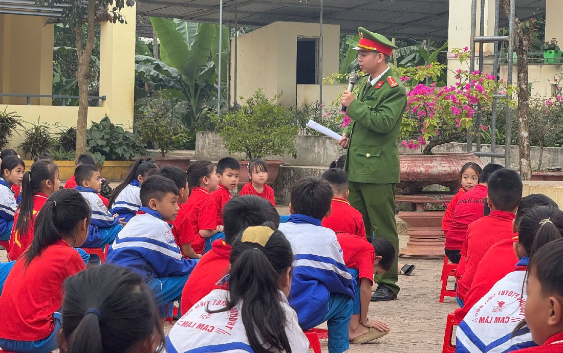Công an xã Cam Phục tuyên truyền, phổ biến pháp luật về phòng cháy, chữa cháy và phòng, chống pháo nổ cho học sinh tiểu học