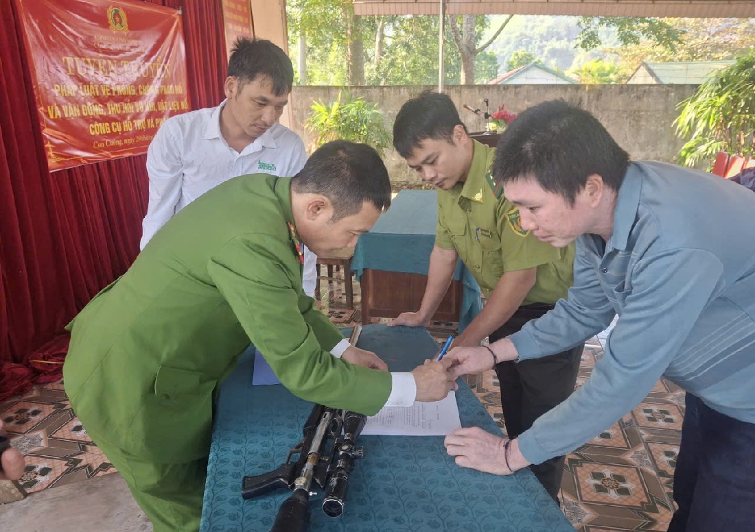 Công an xã Con Cuông tuyên truyền pháp luật, vận động người dân giao nộp vũ khí