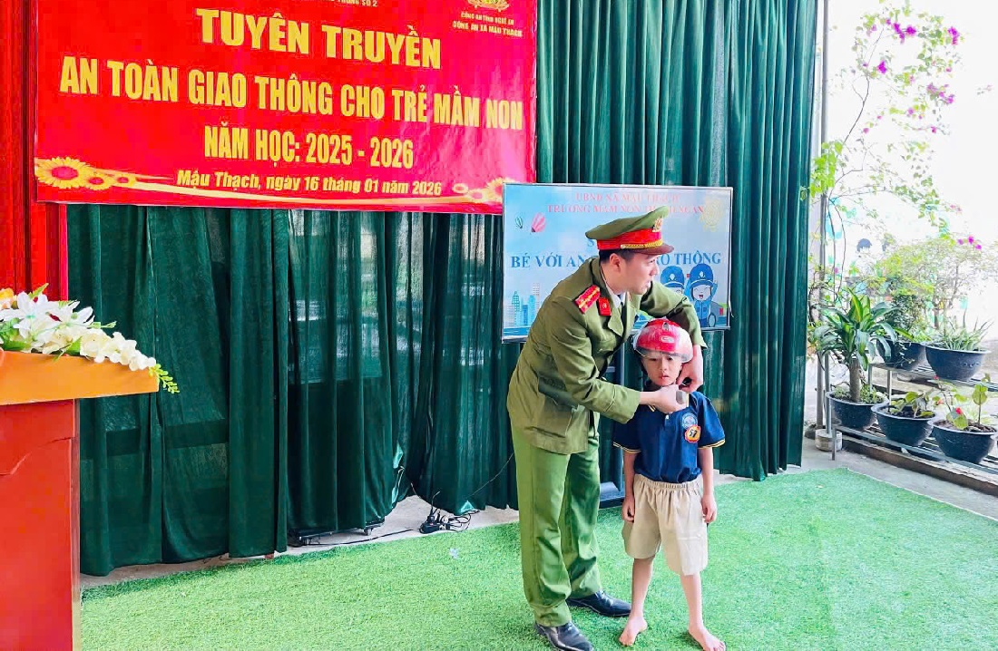 Công an xã Mậu Thạch tuyên truyền, phổ biến pháp luật về trật tự an toàn giao thông cho trẻ mầm non