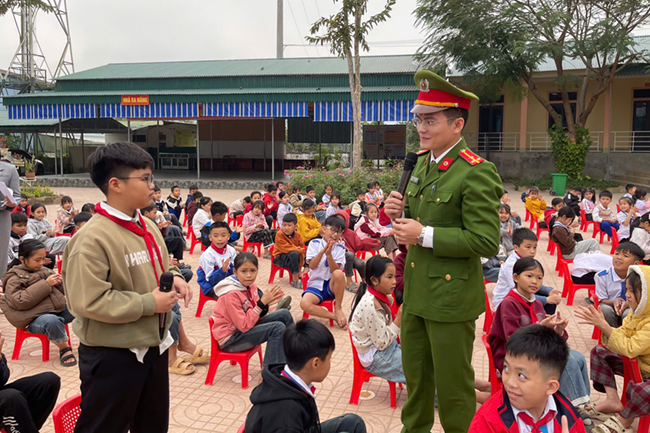 Công an xã Châu Khê tuyên truyền pháp luật tại trường học