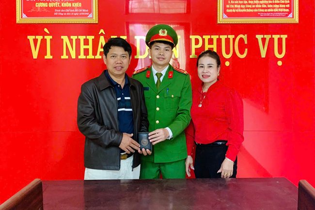 Công an xã Đô Lương hỗ trợ tìm kiếm trao trả tài sản