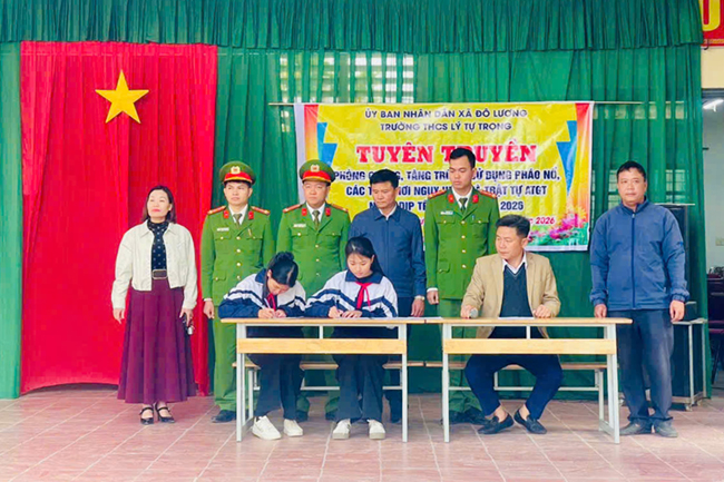 Công an xã Đô Lương tuyên truyền pháp luật tại trường học