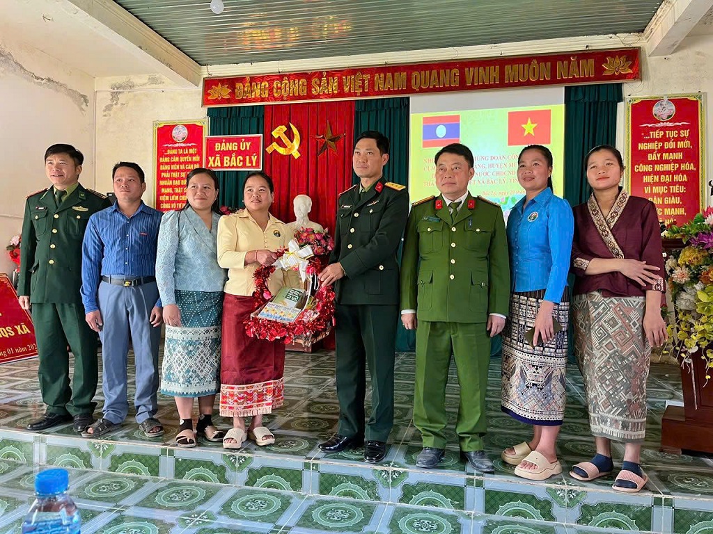 Chuyến thăm, chúc Tết của đoàn công tác cụm bản Loọng Cắng tại xã Bắc Lý