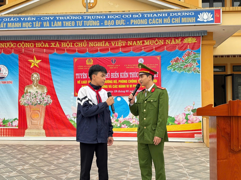 Công an xã Xuân Lâm tuyên truyền, phổ biến pháp luật tại trường THCS Thanh Dương