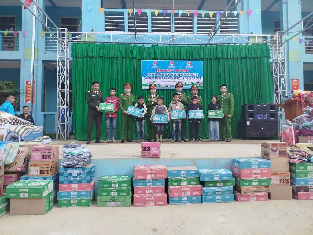 Tặng quà học sinh tại xã Chiêu Lưu, tỉnh Nghệ An