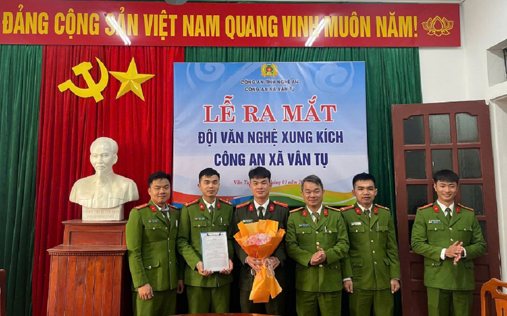 Thành lập và ra mắt 