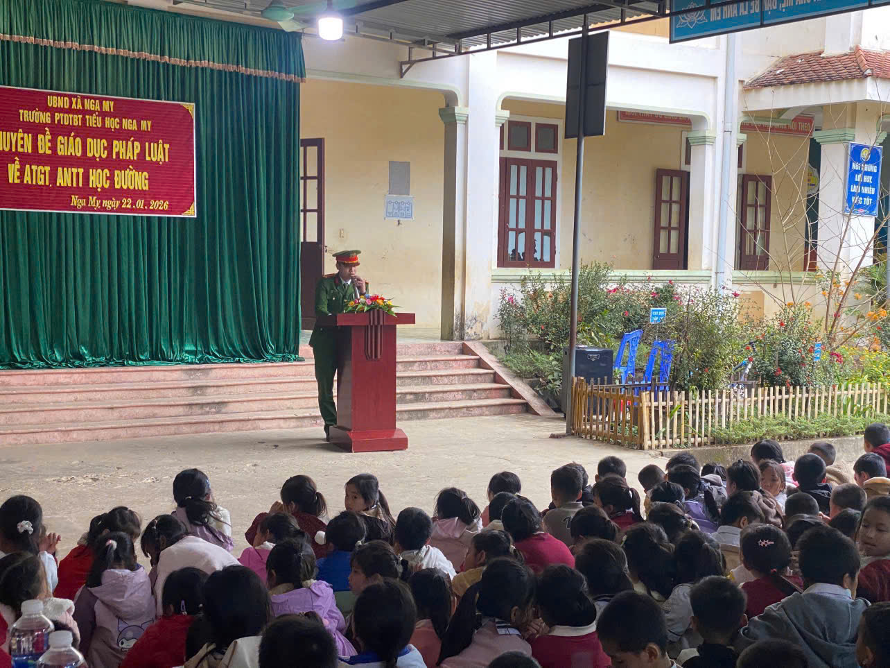 Công an xã Nga My tuyên truyền, phổ biến pháp luật trong trường học